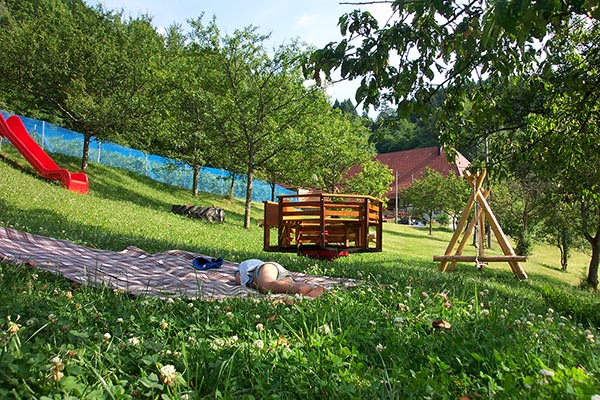 Unser schöner Spielplatz mit schattigen Plätzchen