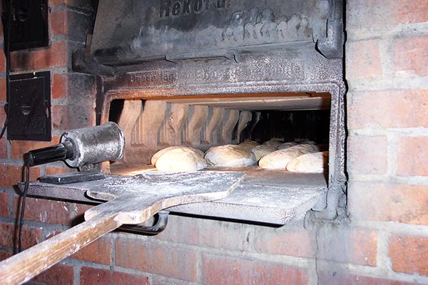 Wir backen noch traditionelles Holzofenbrot