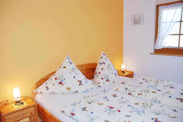 Schlafzimmer mit Doppelbett